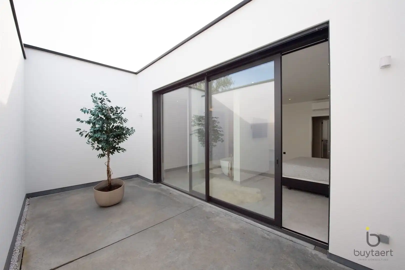Knappe GELIJKVLOERSE villa + bijgebouw te Halle! foto 32
