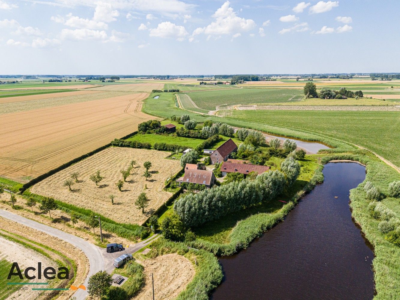 Unieke hoeve aan de Molenkreek in Sint-Margriete met vakantiewoningen en schuur foto 1