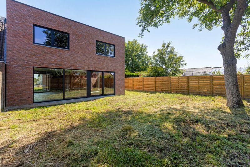 Ruime nieuwbouwwoning, 265 m2, ideaal voor zelfstandige praktijk! foto 1