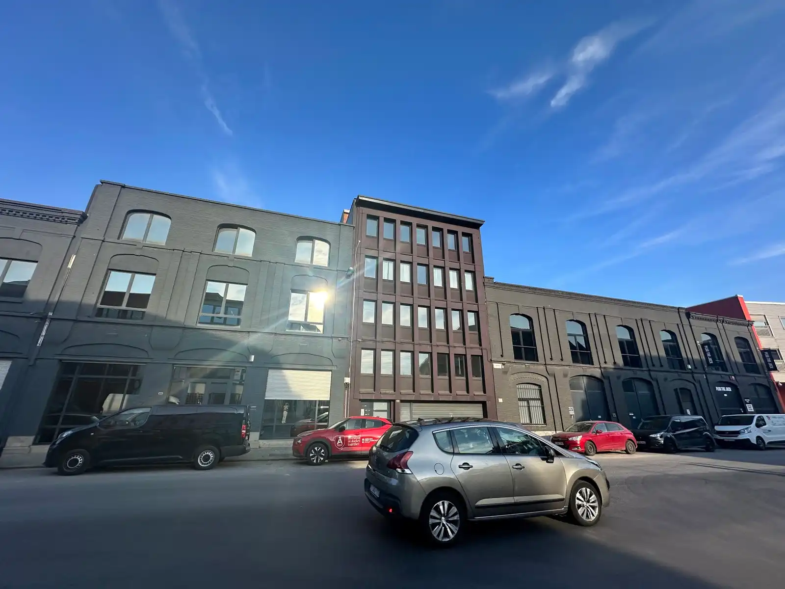 Lichtrijk kantoor van 100 m² te huur in Bredastraat foto 2