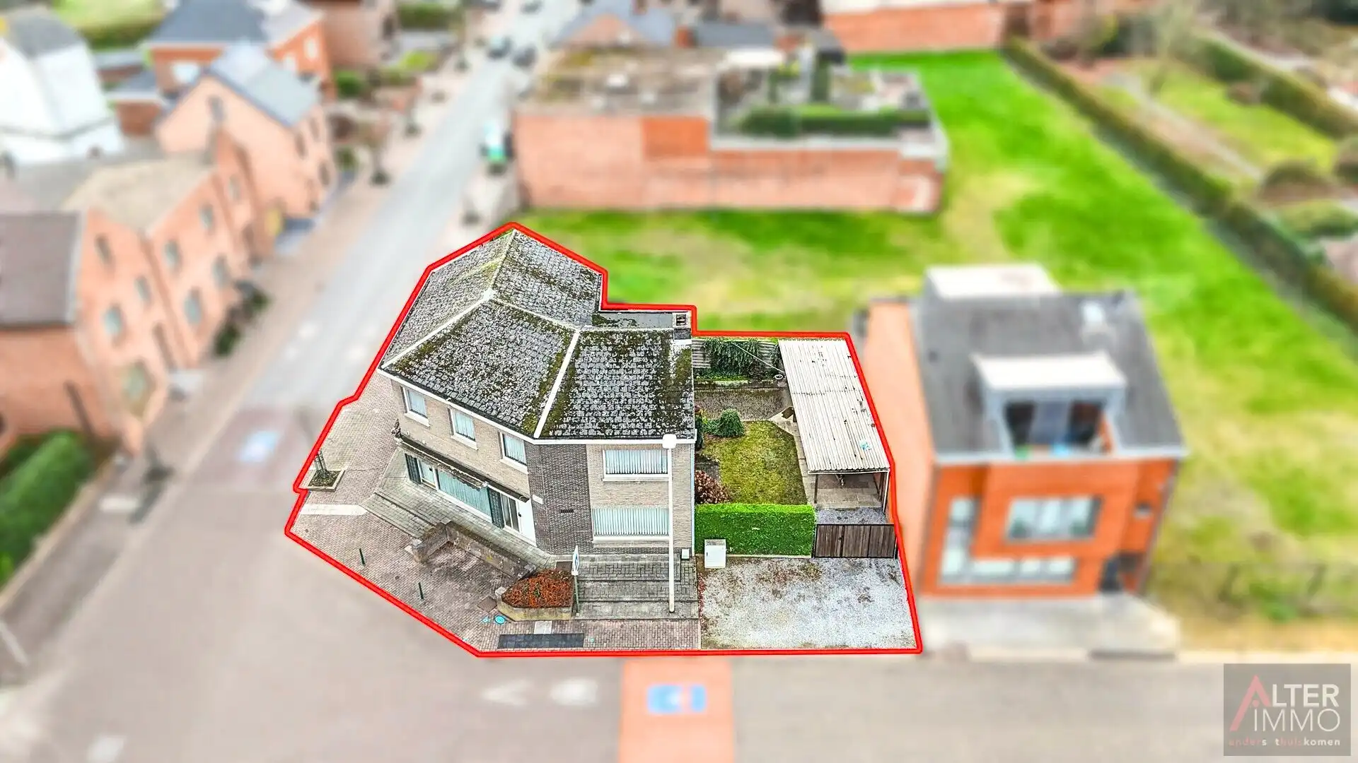 Handelspand met woonst - 5 slaapkamers foto {{pictureIndex}}