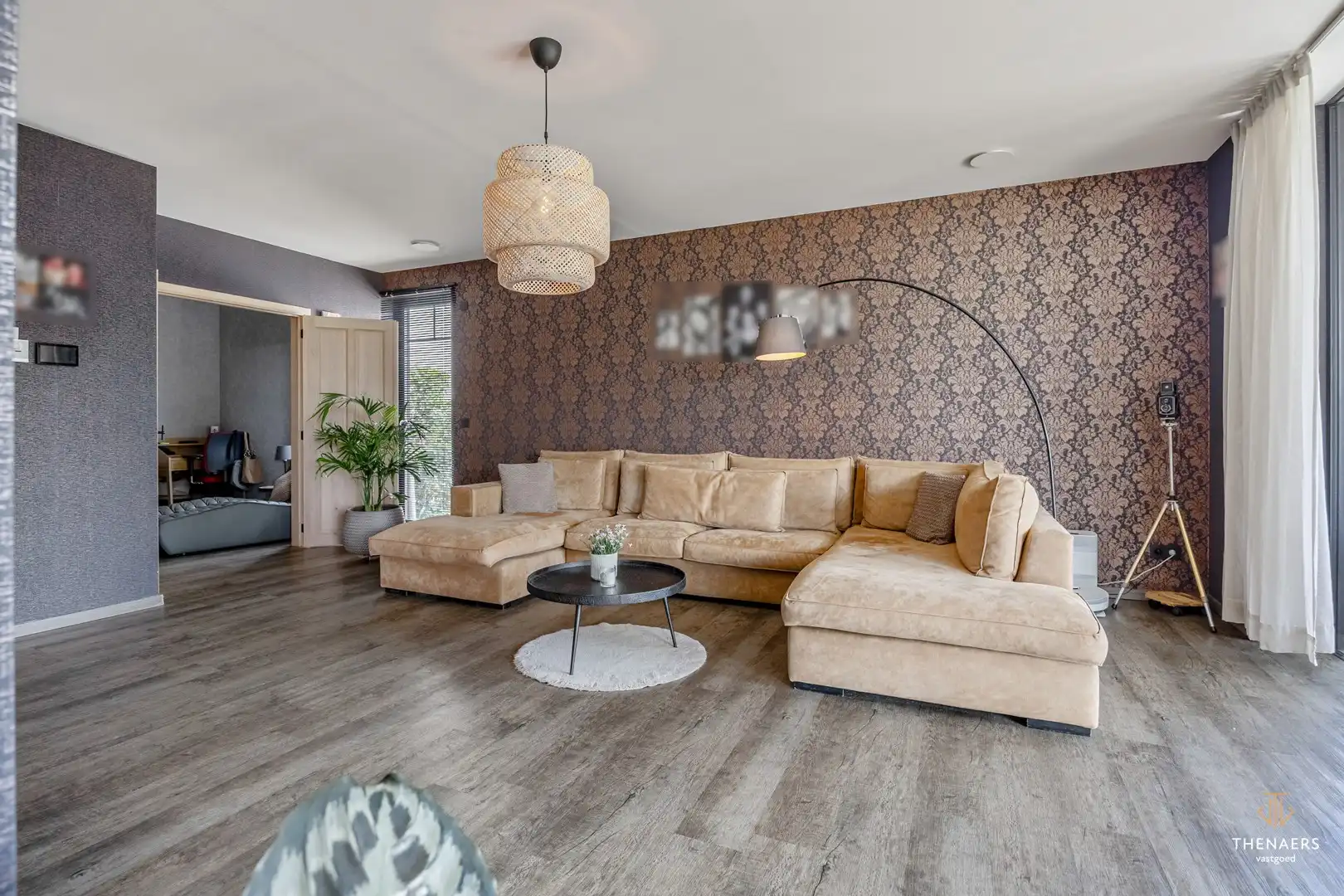 Exclusieve en bijzonder energiezuinige woning met 332 m² woonoppervlakte, vier autostaanplaatsen en verwarmd zwembad. foto 9