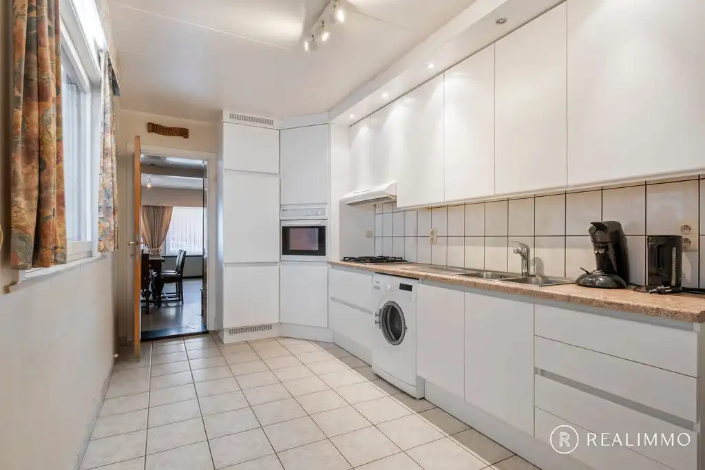 Stevige te renoveren woning in hartje Zwevegem! foto 7