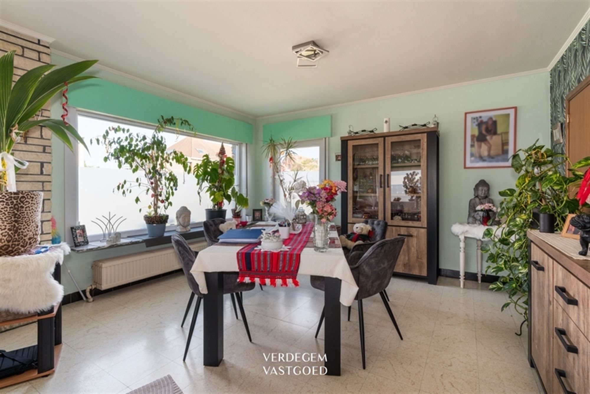 Bungalow met 2 slaapkamers, 2 garages en tuin van 730m² foto 3