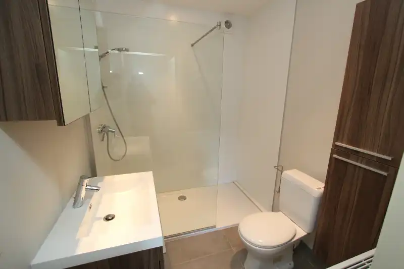 Volledig vernieuwd 2 slpk app.  in kleinschalige residentie foto 6