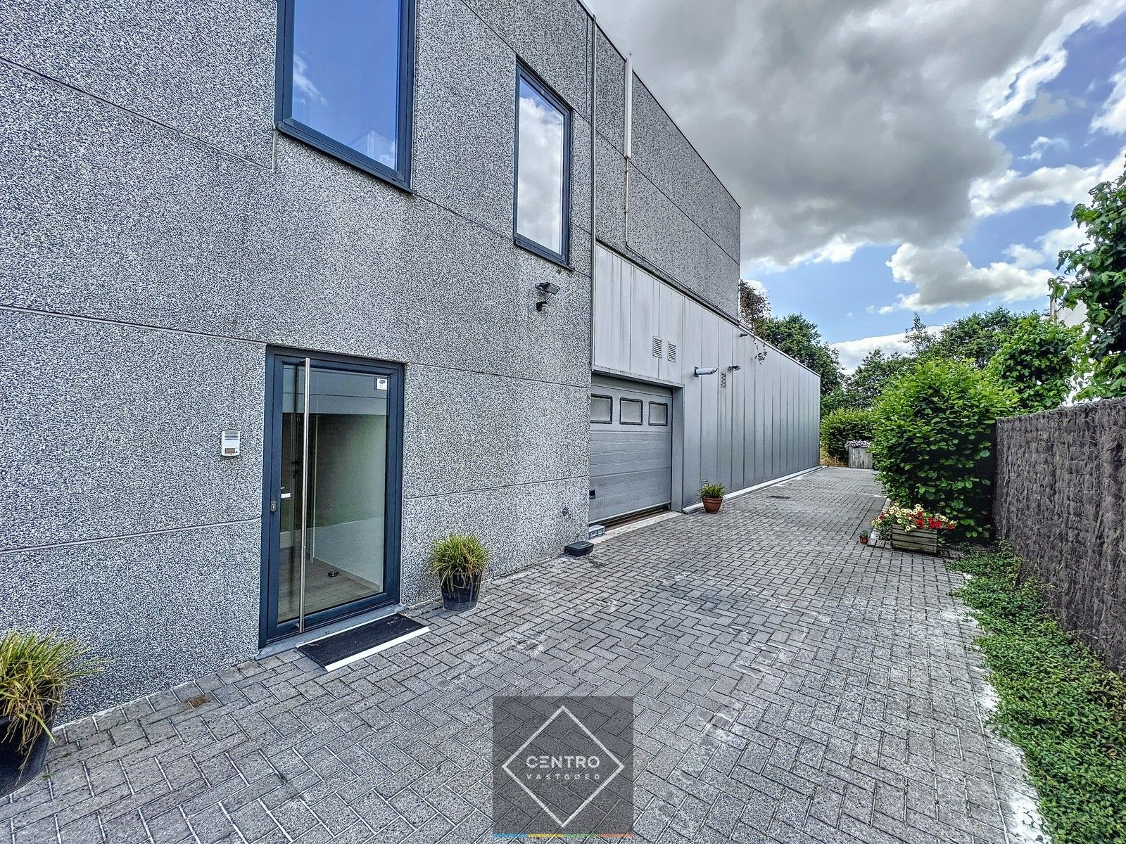 Instapklaar BEDRIJFSPAND (550 m²) met ruim LOFT-APPARTEMENT (4slpk). Op ambachtelijke zone te Ledegem. Ideaal voor voeding ! foto 4