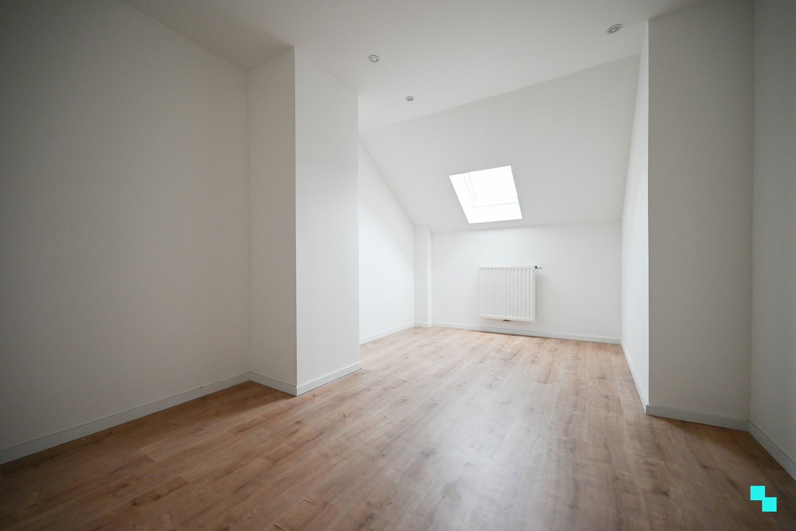 Compleet vernieuwde duplex met 4 slaapkamers en zonneterras in hartje Wevelgem foto 14