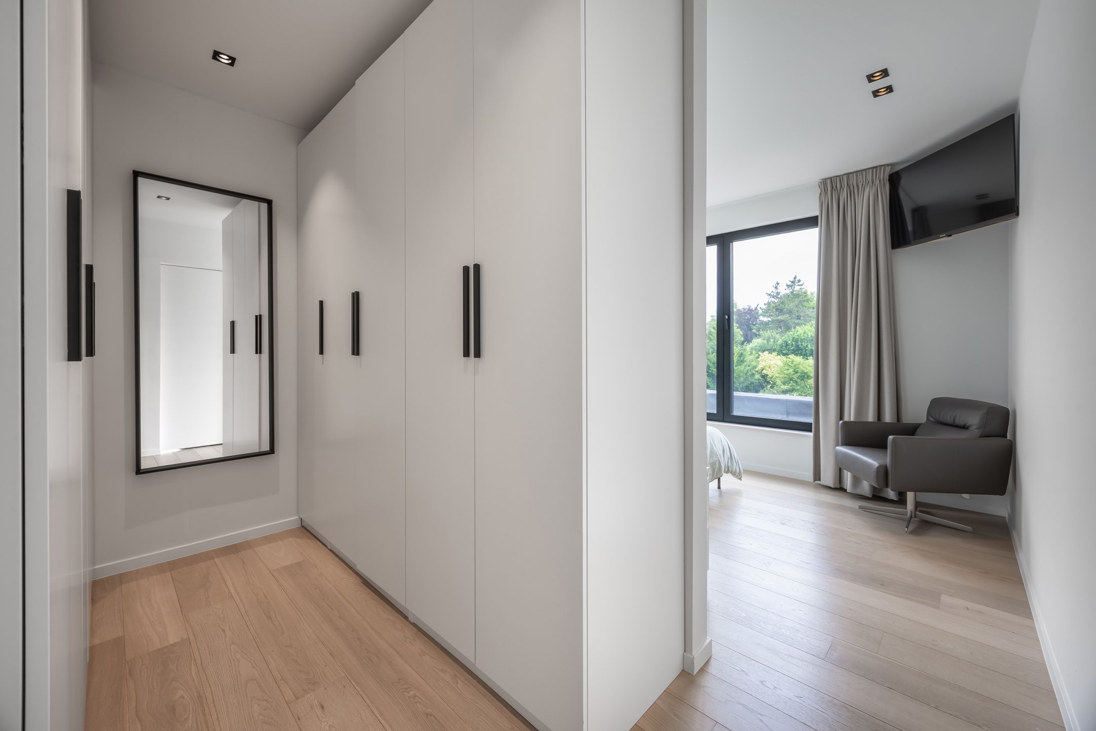 Moderne, recente villa met grote tuin en veel lichtinval foto 30