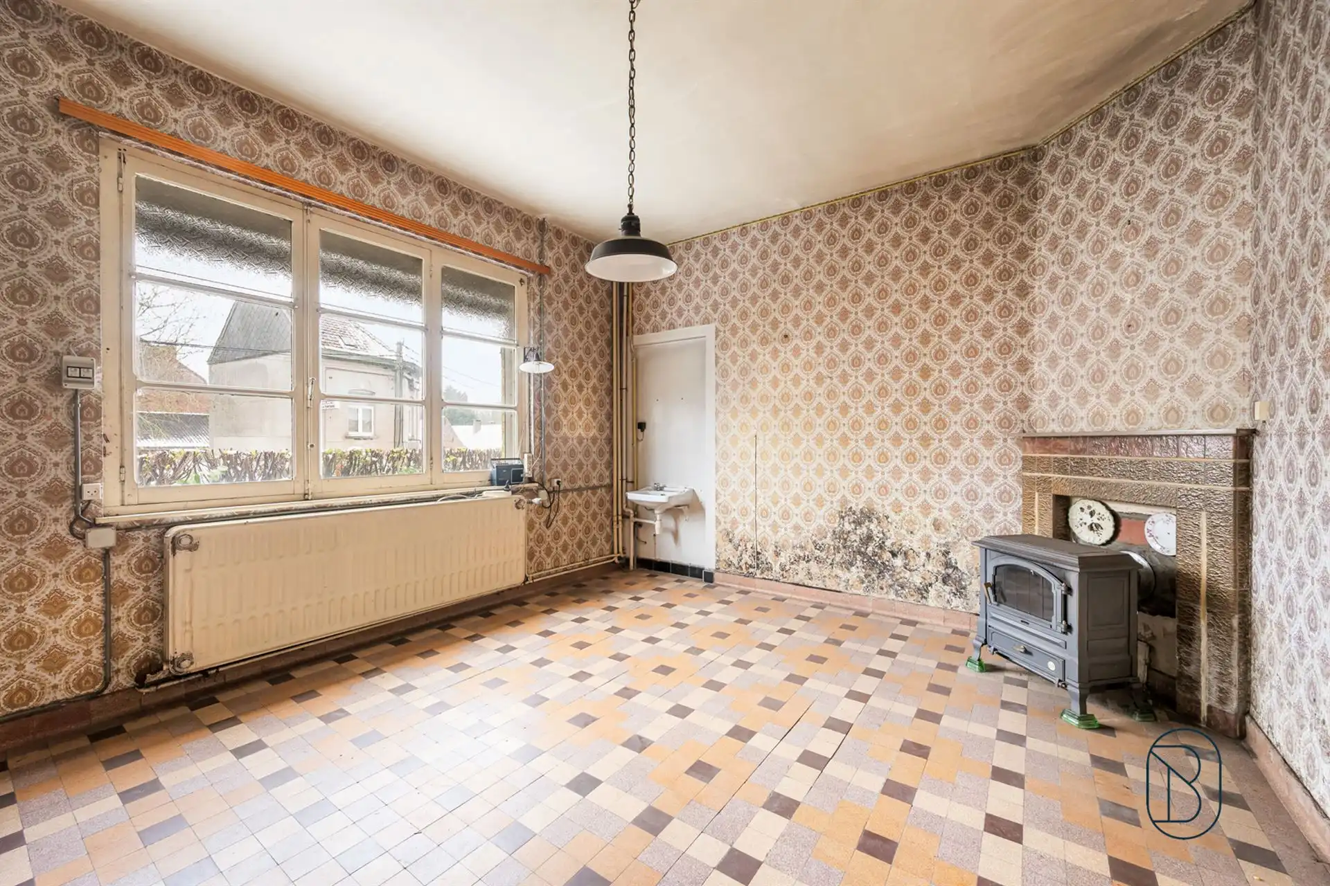Charmante te renoveren woning, met mooie tuin. foto 11