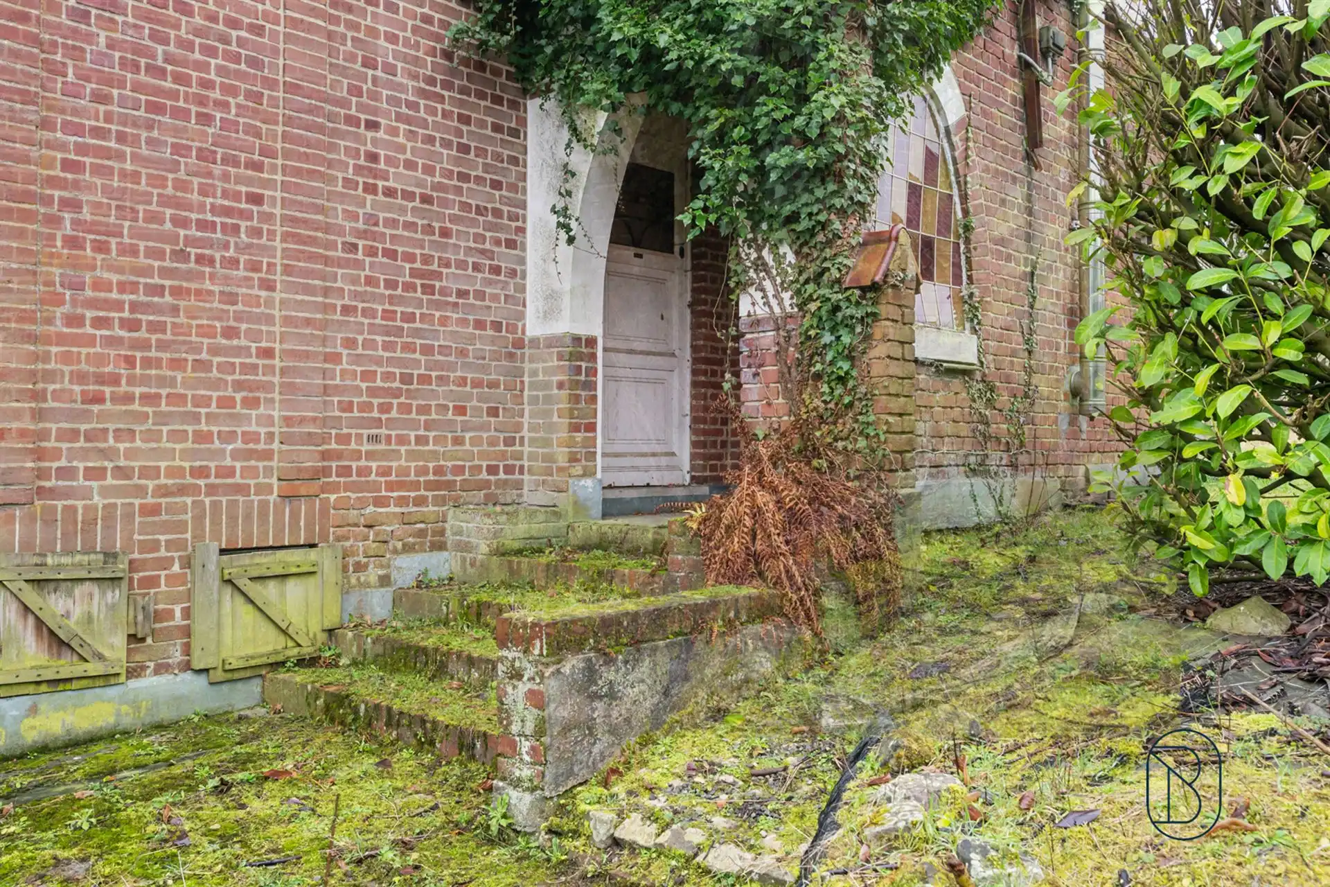 Charmante te renoveren woning, met mooie tuin. foto 8