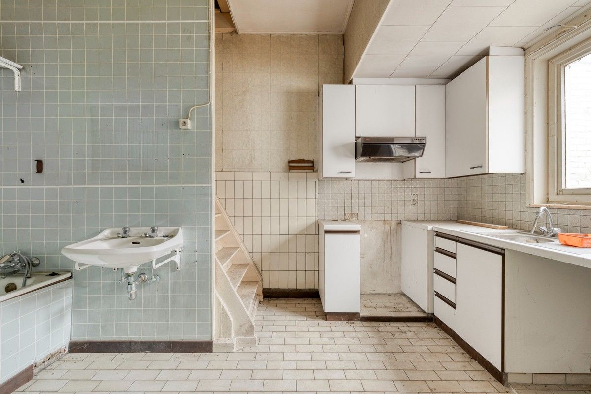 Te renoveren woning met magazijn en tweede oprit! foto 9