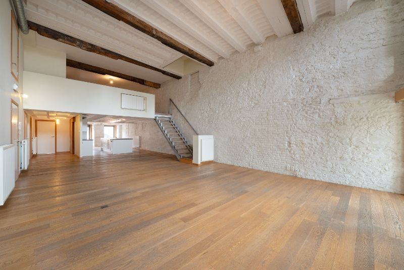 Uitzonderlijk appartement in historisch gebouw op de Korenmarkt foto {{pictureIndex}}
