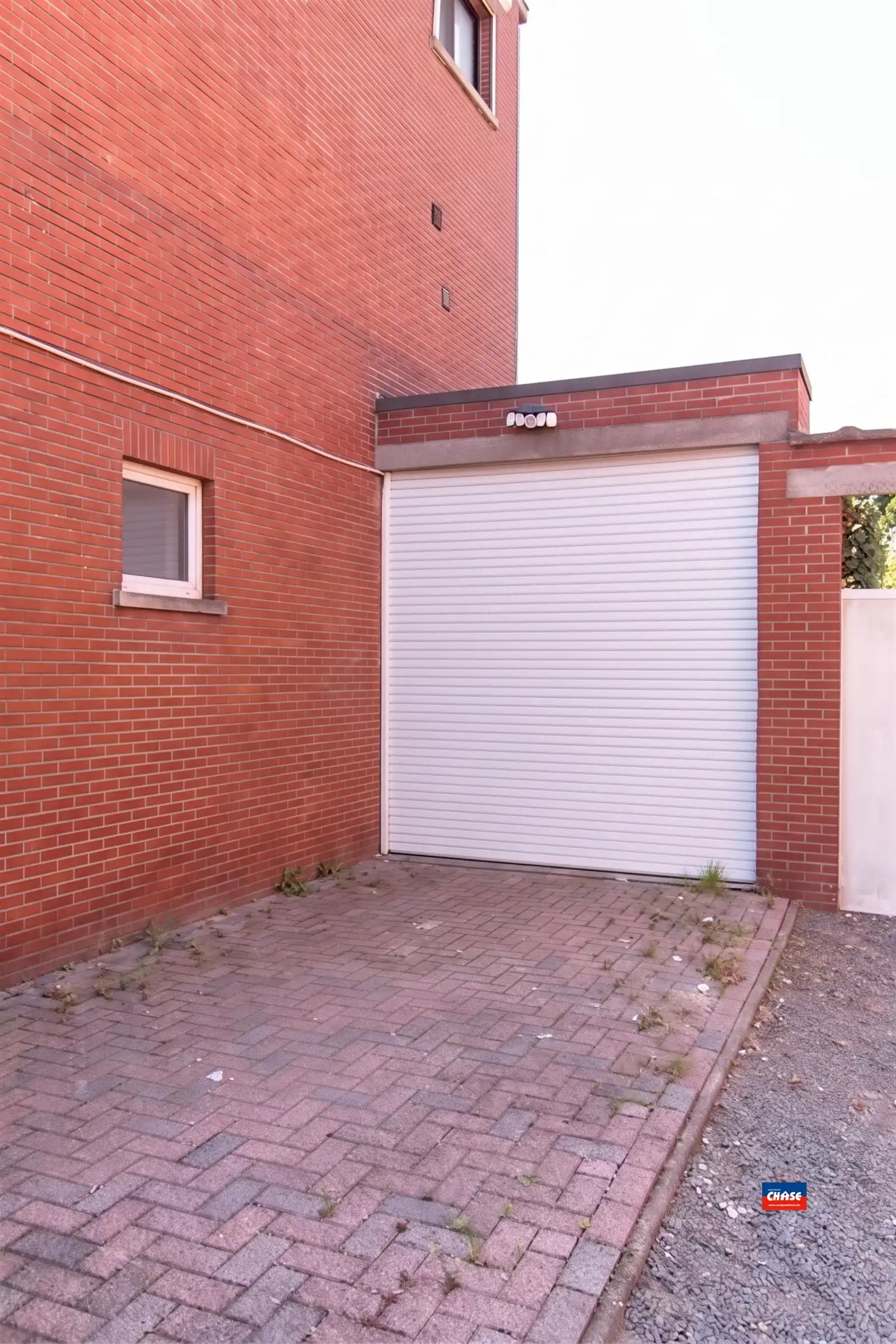 Gerenoveerde woning met 3 slpks, tuin en 2 garages foto 22