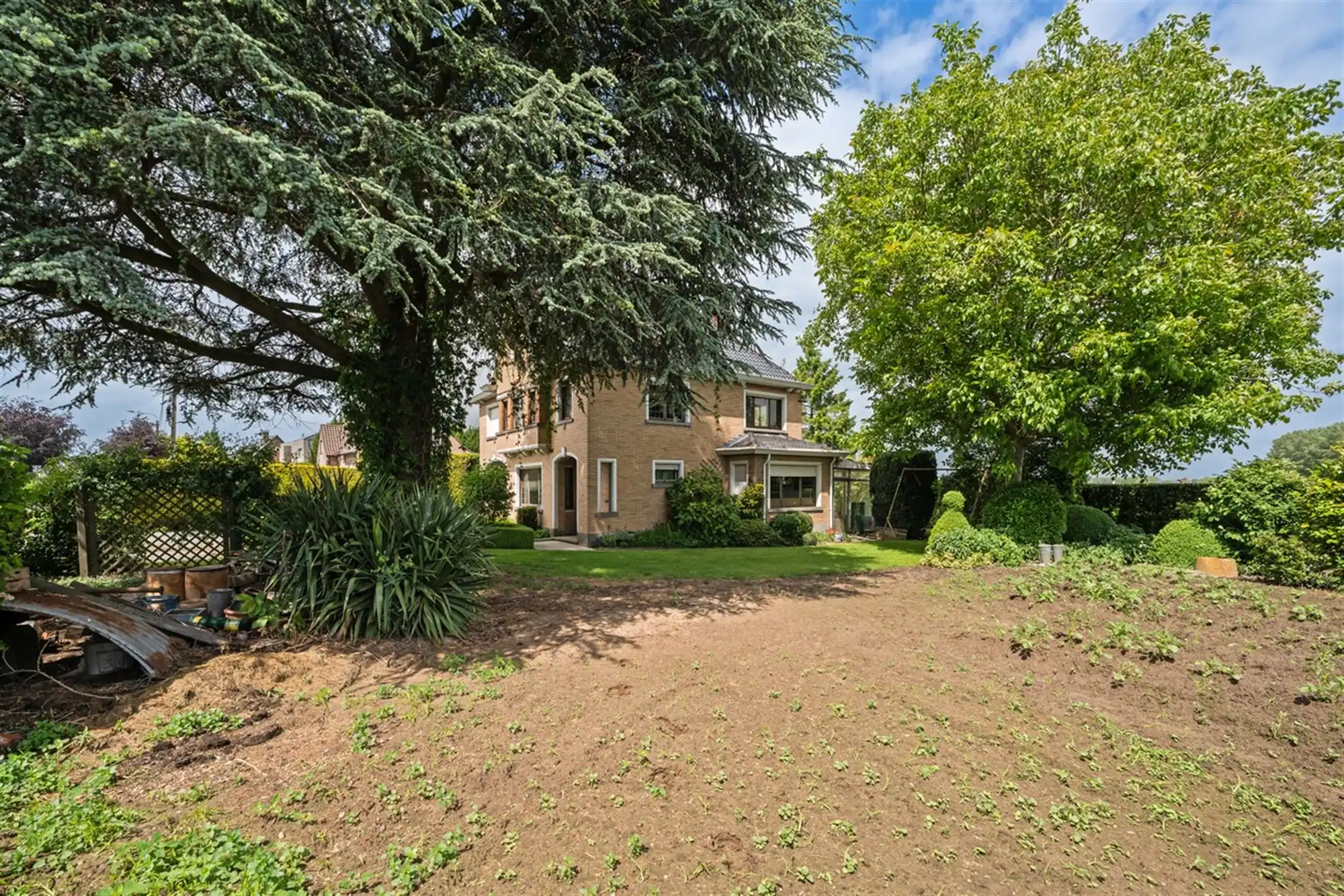 Te renoveren RUIME KARAKTERVOLLE OPEN BEBOUWING met 3 slpks, garage, polyvalente ruimte & tuin op een perceel van ca. 765m² foto 4