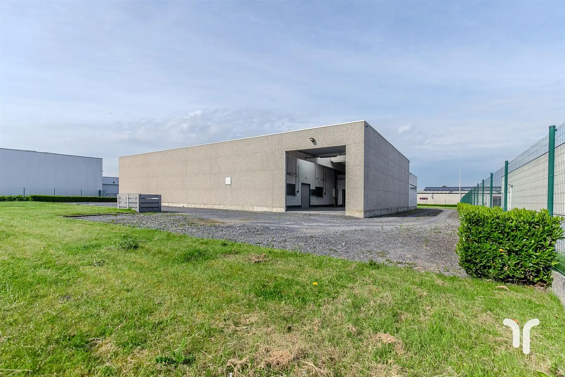 Dit kantoor met opslagruimte is gelegen in de industriezone te Hooglede vlakbij het centrum van Roeselare. foto 12