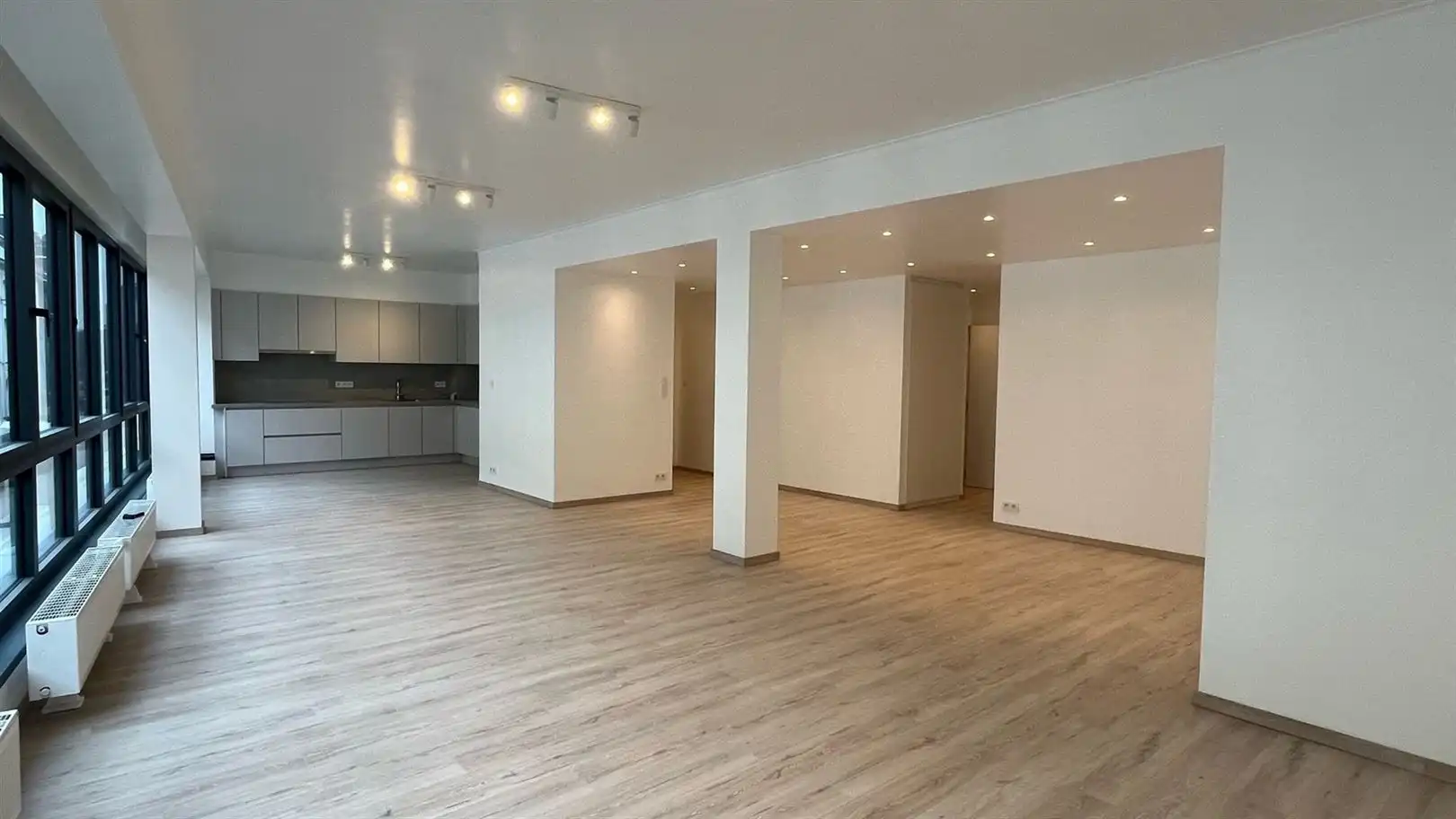 Gloednieuw gerenoveerd appartement met 2 suites  foto 2