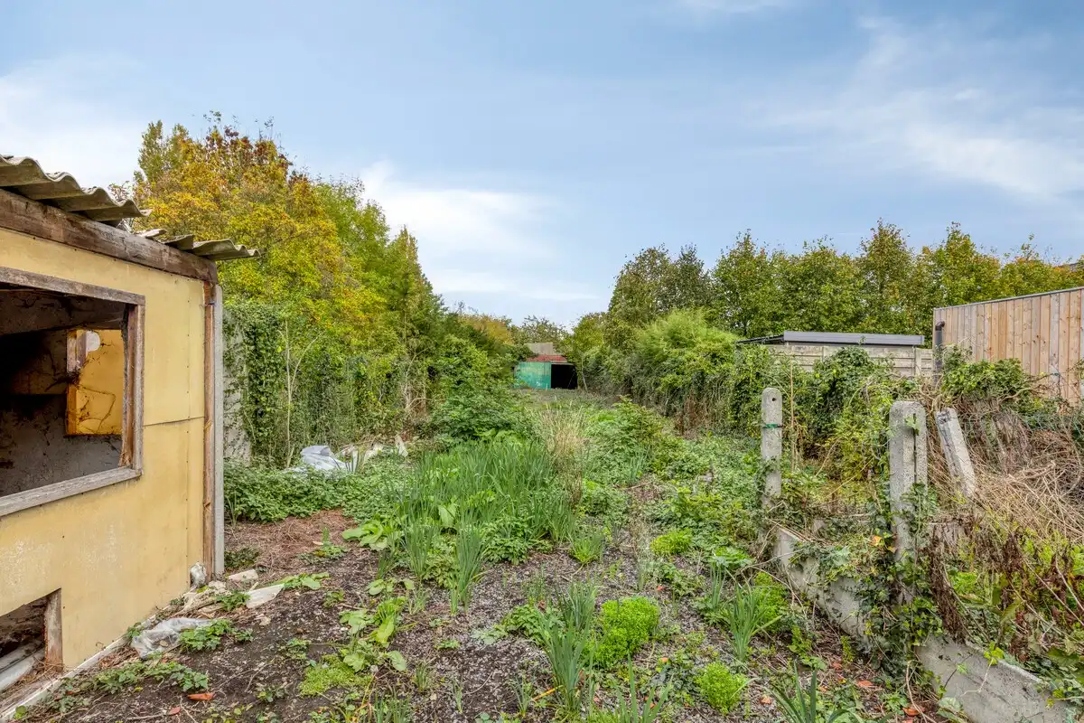 Te renoveren woning met magazijn en tweede oprit! foto 16