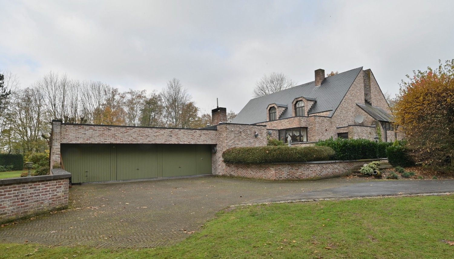 Klassevolle en royale villa gelegen op een perceel van 96a 70 ca (9670 m²) op landelijke toplocatie aan natuurgebied De Maten te Genk foto 3