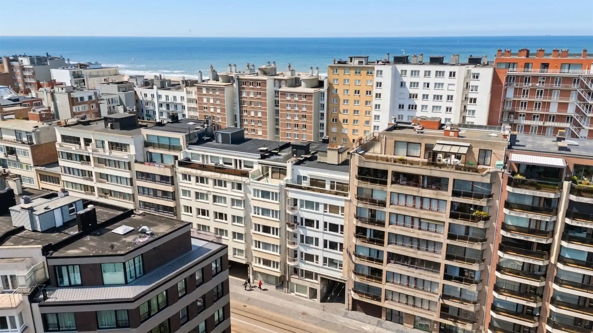 Instapklaar zonnig appartement in centrum en vlak aan de dijk! foto 2