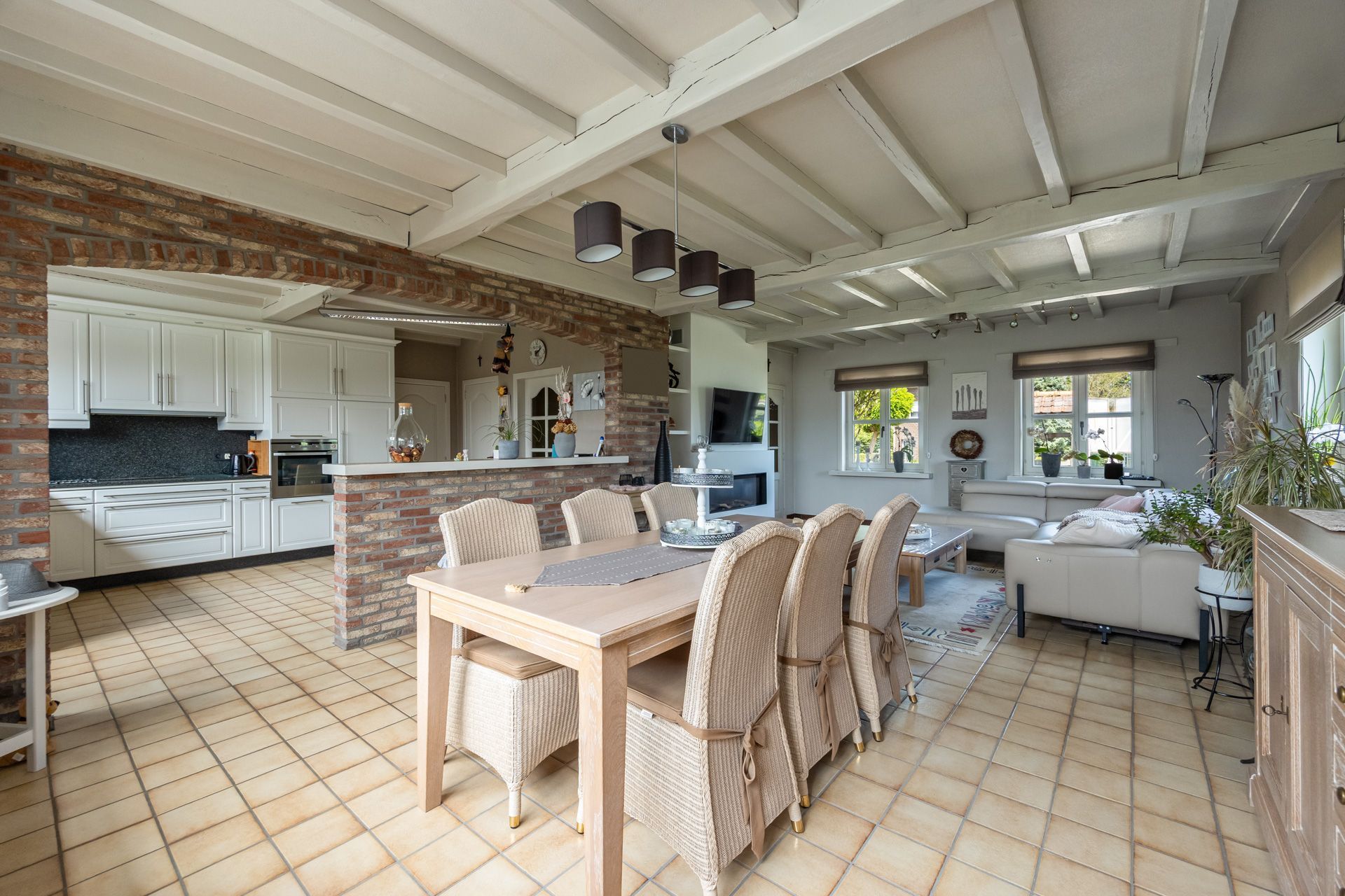 Open bebouwing met 4 slpks en grote tuin foto 8
