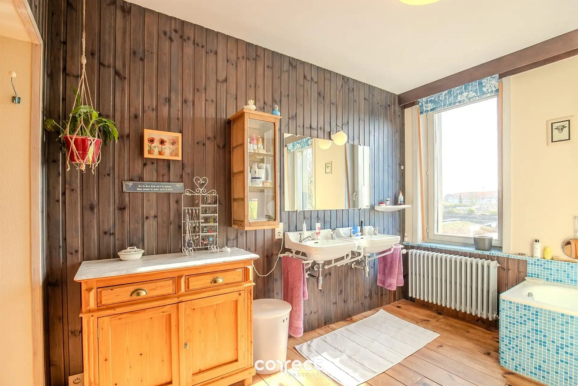 Karaktervolle, ruime gerenoveerde woning met oprit, garage en zuidgerichte tuin. foto 19