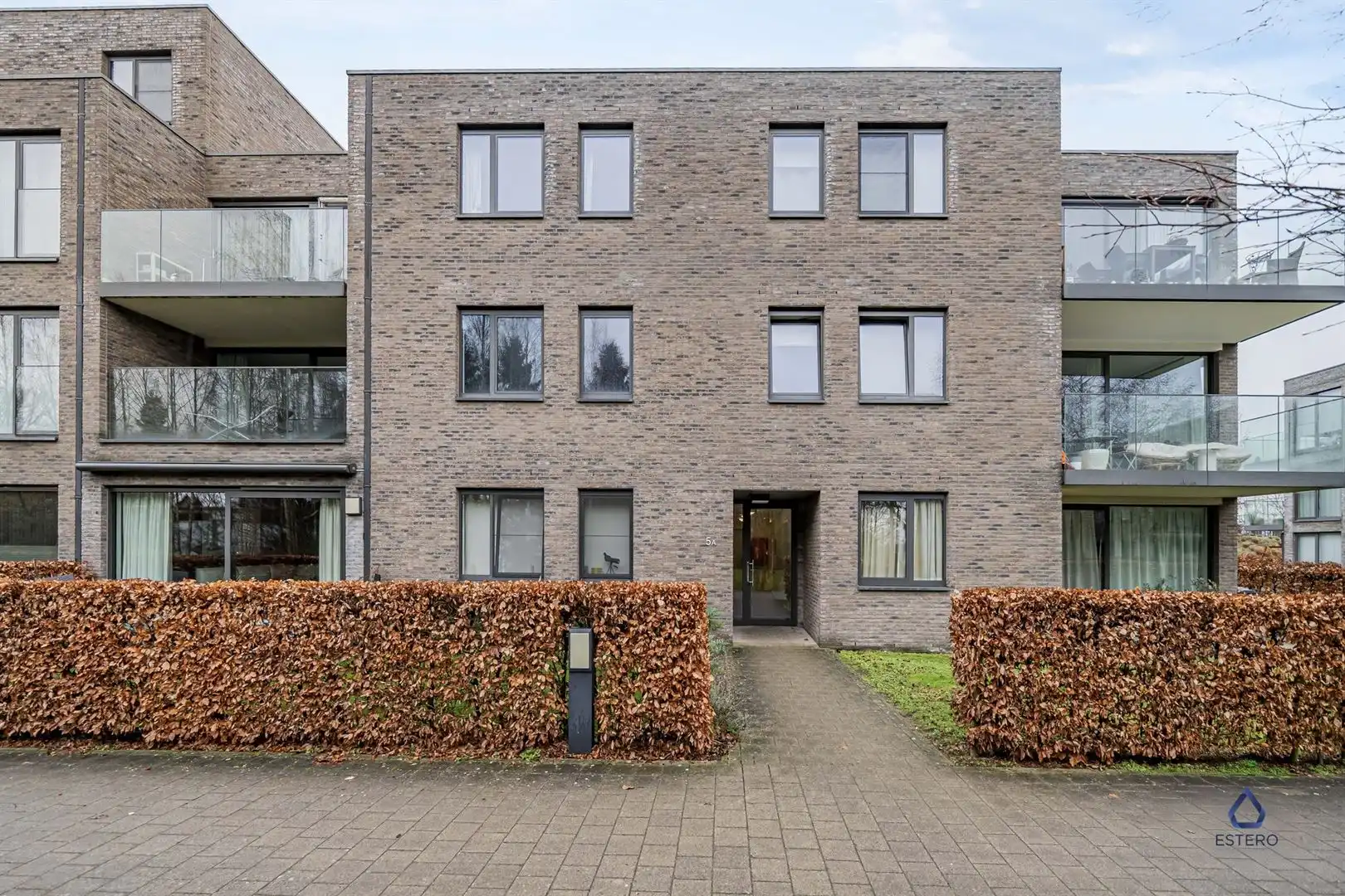 Instapklaar 2-slaapkamer appartement met terras en parking  foto 14