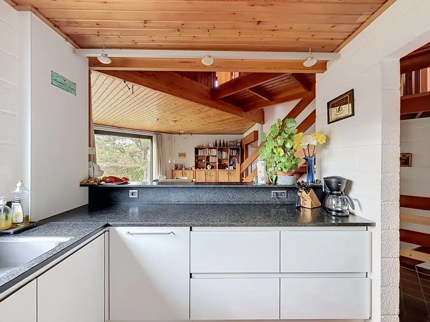 Karaktervolle vrijstaande woning op een prachtig groen perceel foto 7