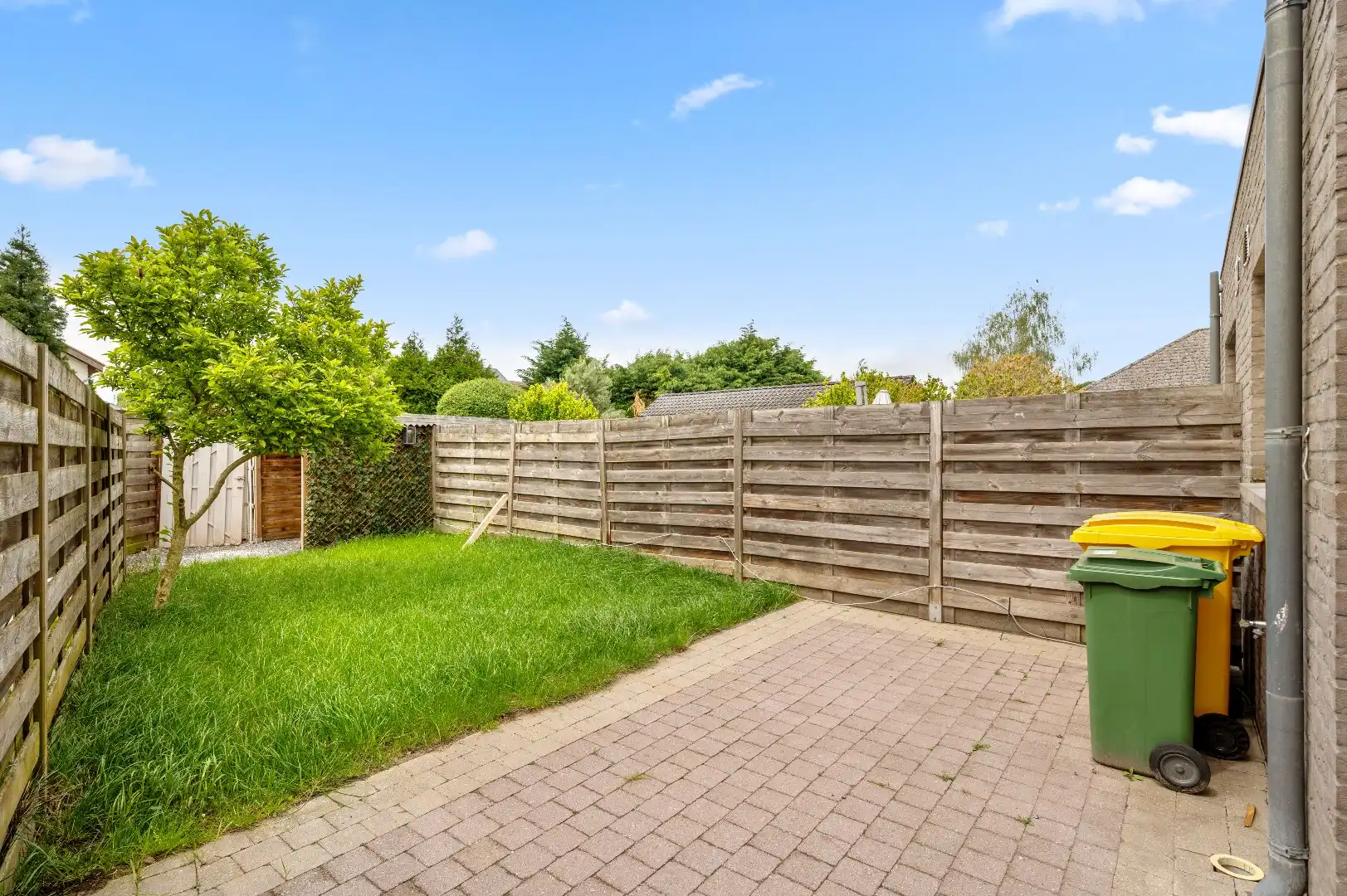 Instapklare rijwoning uit 2009 met 3 slpks, zonnig terras, tuin en 2 autostaanplaatsen foto 22