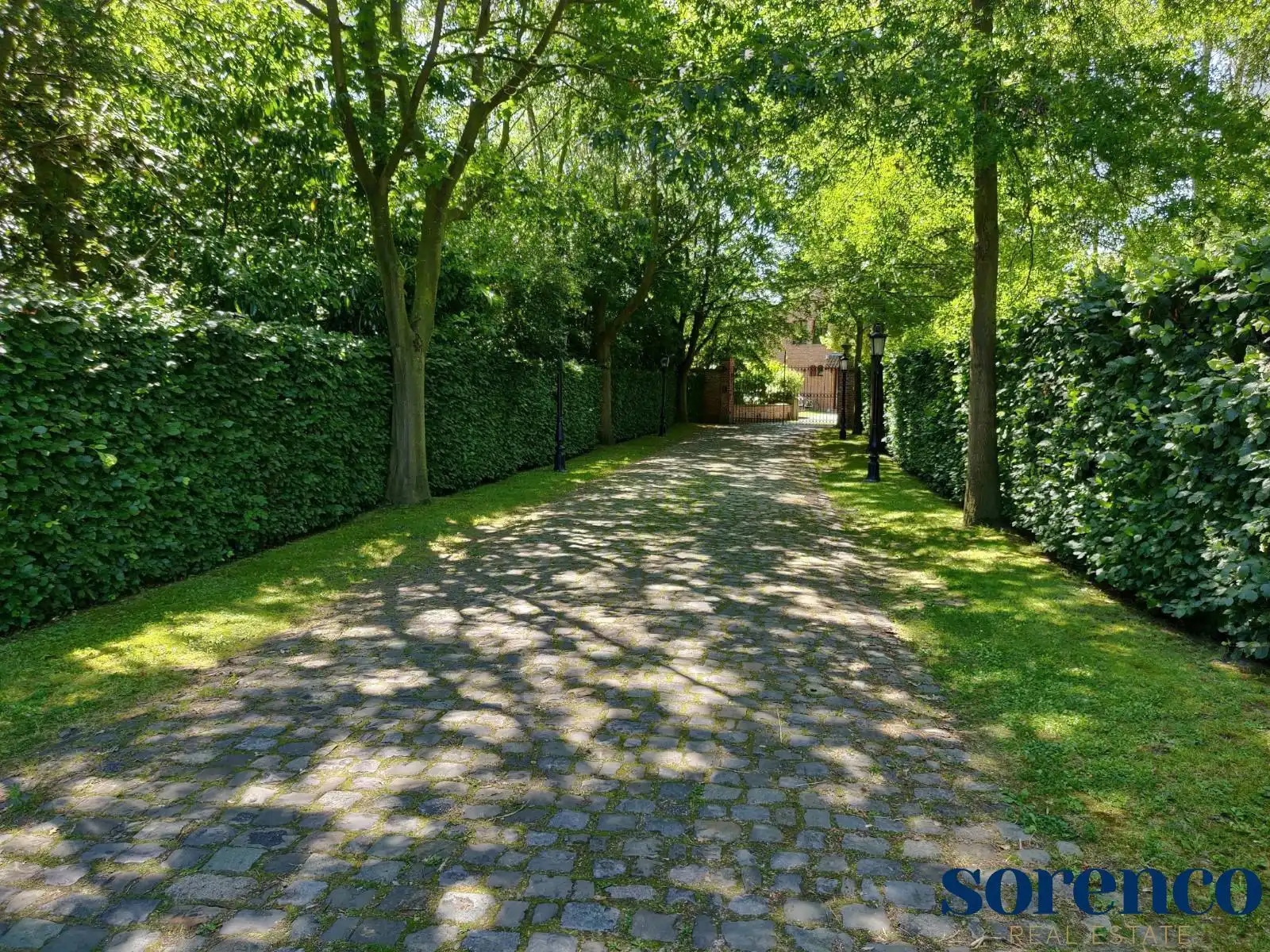 Unieke 4 slpkr villa in privatief domein in Edegem. foto 17