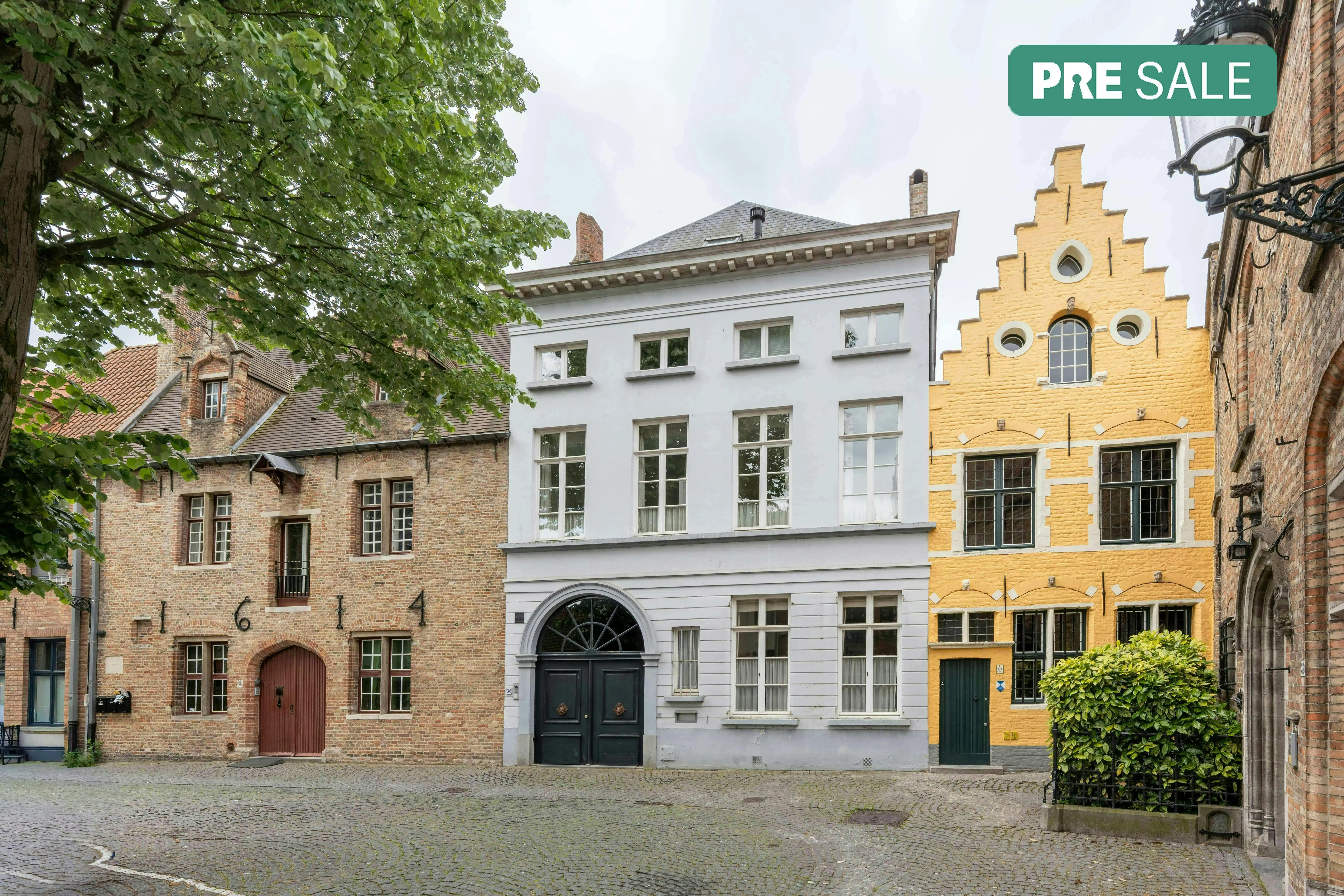 Exclusief herenhuis te koop in hartje brugge foto {{pictureIndex}}