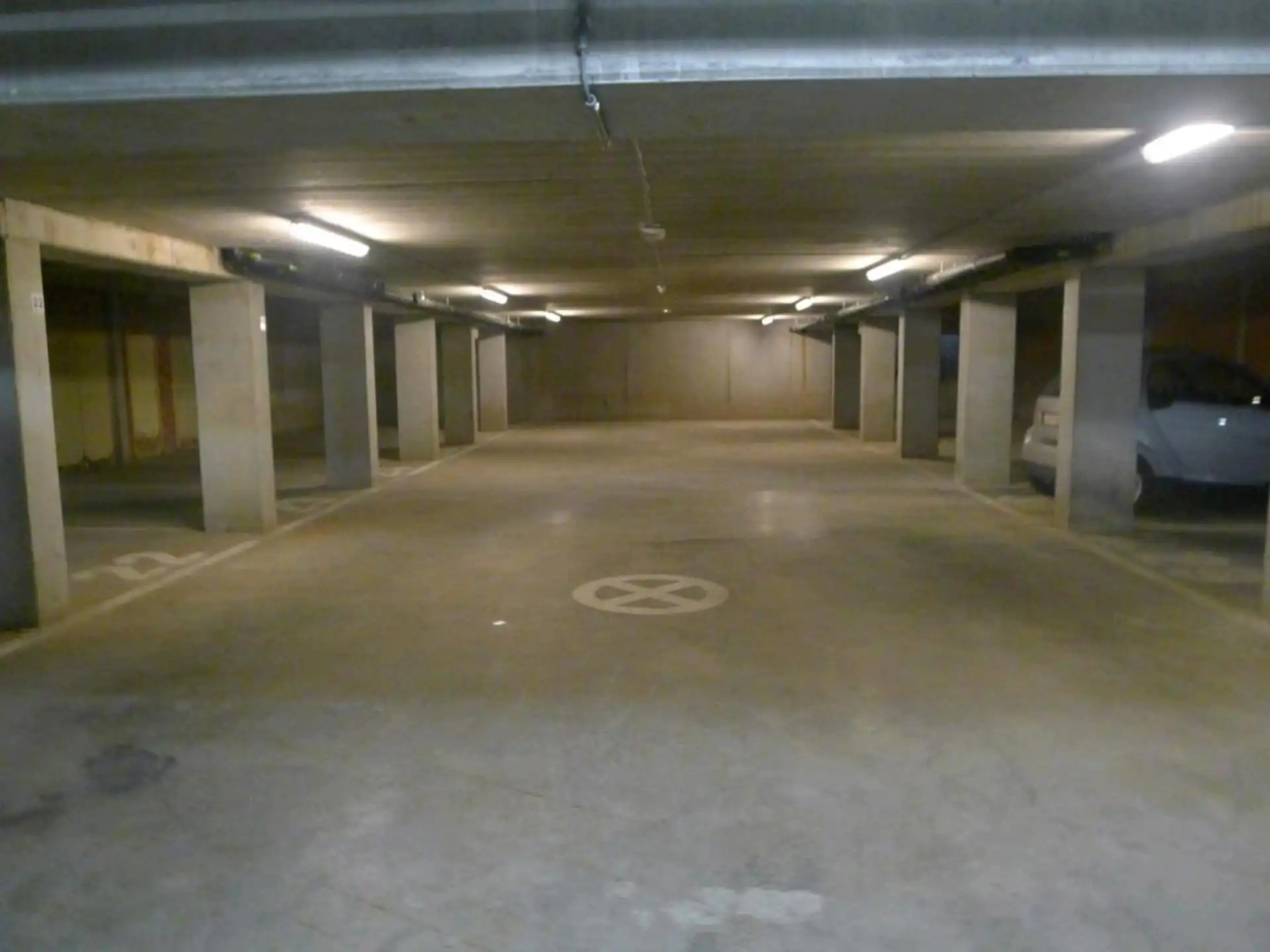 40 ondergrondse autostandplaatsen te Sint-Kruis foto {{pictureIndex}}