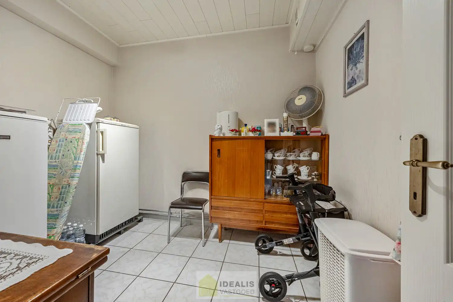 IDEALIS VASTGOED - GELIJKVLOERS APPARTEMENT IN HET CENTRUM VAN KAULILLE, BOCHOLT! Dit appartement van het bouwjaar 1972 biedt u een ruime keuken met aangrenzend bijkeuken met extra opbergruimte, een heerlijke woonkamer met grote glaspartijen, fijne slaapkamer, terras en privatieve garagebox. Dé unieke kans voor kandidaten op zoek naar een appartement op een aangename locatie vlakbij het centrum van Bocholt!! foto 17