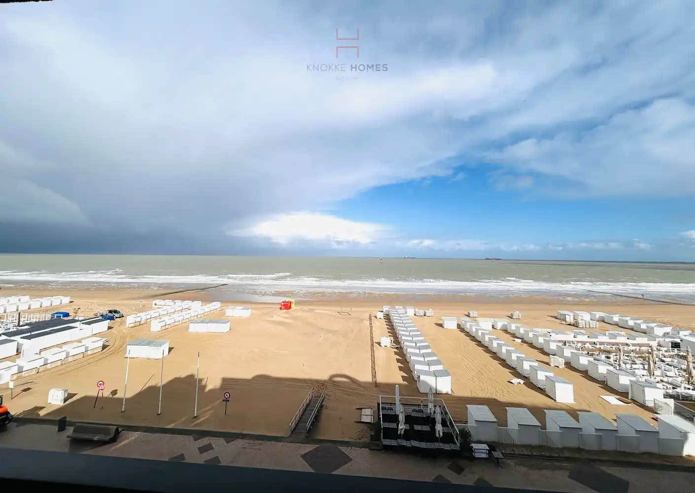 Ruim twee- slaapkamerappartement met frontaal zeezicht foto 14