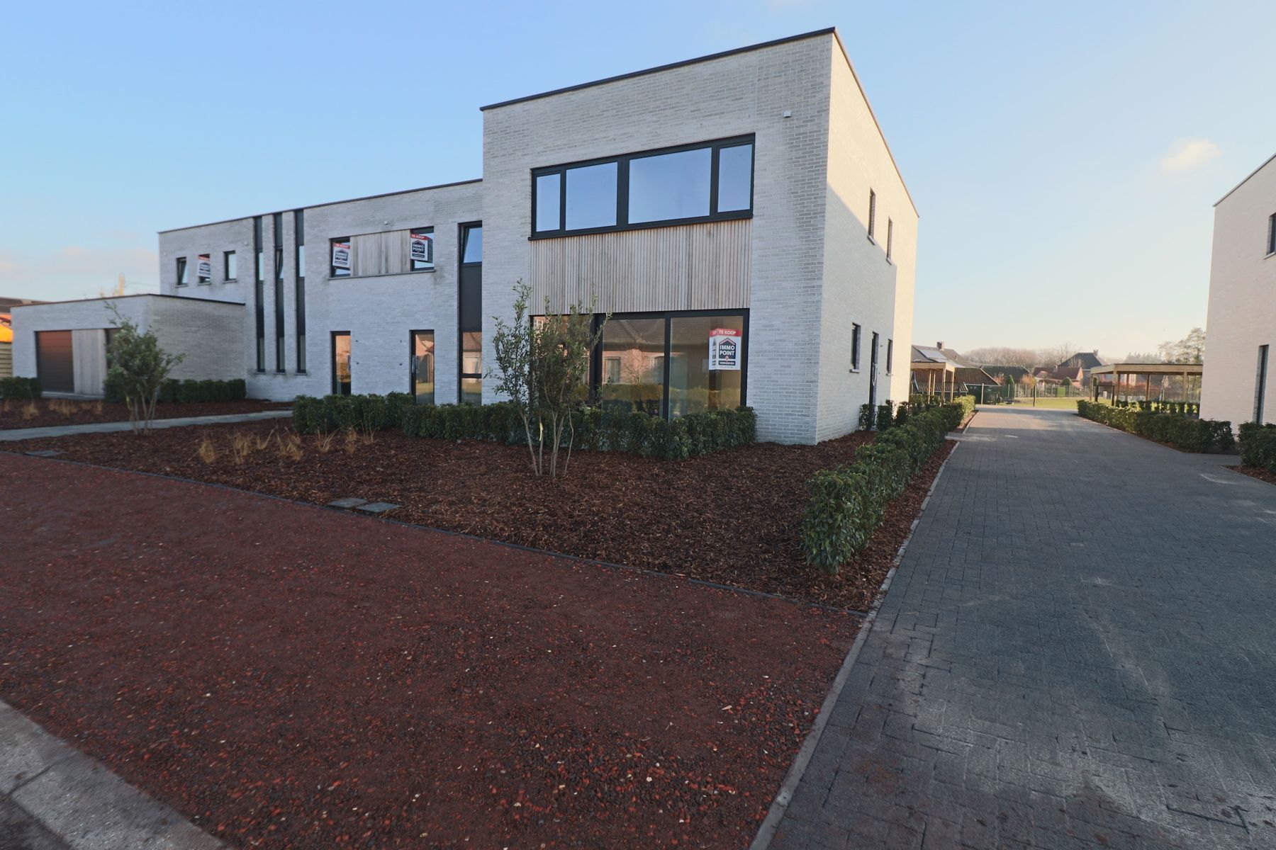 Halfopen woning met 3 slaapkamers en carport/fietsenberging op perceel van ca 320m² foto {{pictureIndex}}