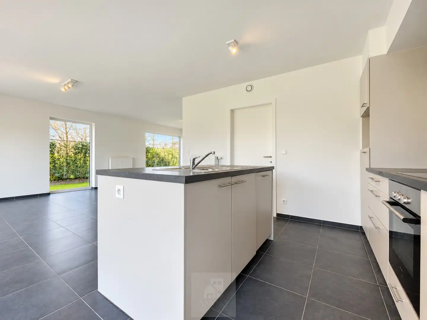 Lichtrijke en energiezuinige woning met 3 slpk's, tuin en garage foto 7