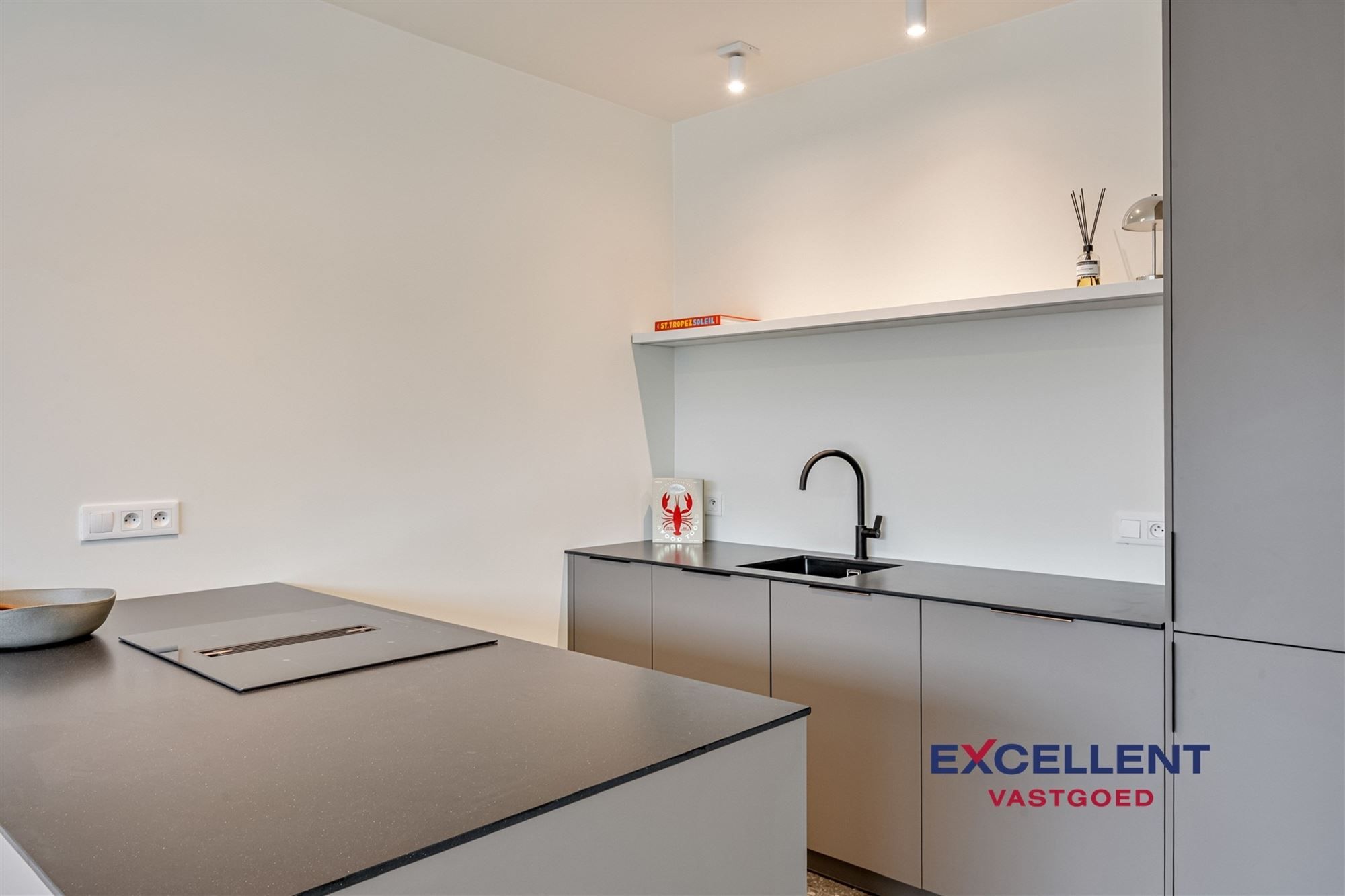 Volledig gerenoveerd 2-slaapkamer appartement centrum Deinze te huur foto 5