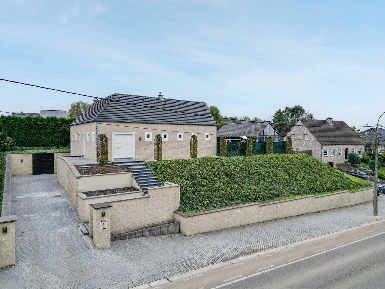 Statige villa met drie slaapkamers, poolhouse en jacuzzi foto {{pictureIndex}}