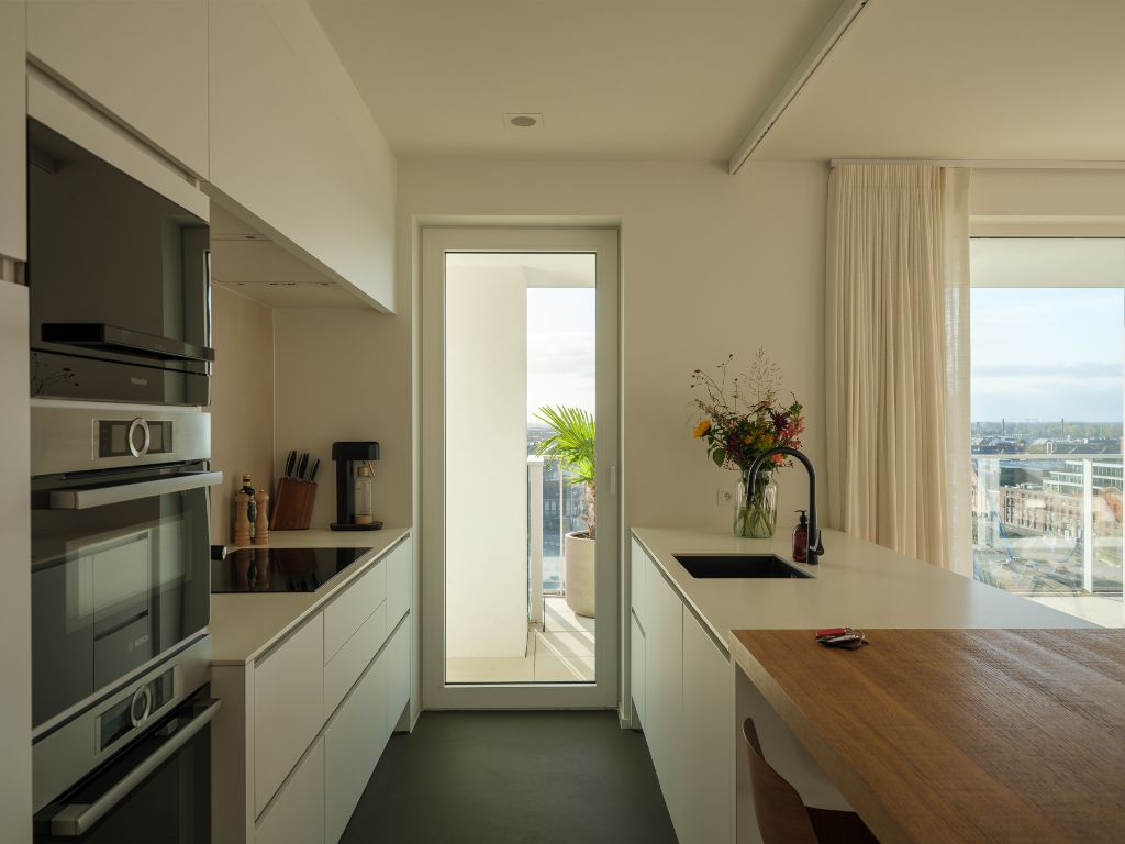 Luxe appartement (BJ 2020) met een adembenemend zicht over het water en de stad. foto 7