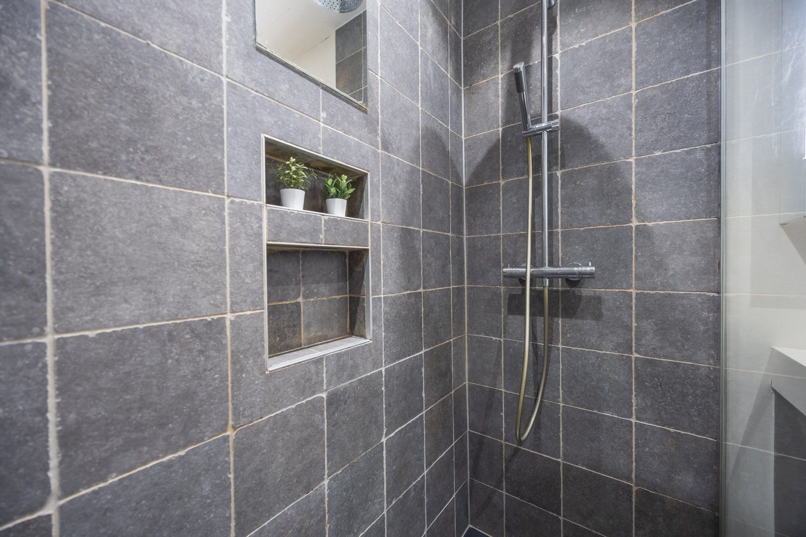 PRACHTIG, GEMEUBELD APPARTEMENT MET 2 SLAAPKAMERS NABIJ HET BRUISEND STADSCENTRUM foto 12