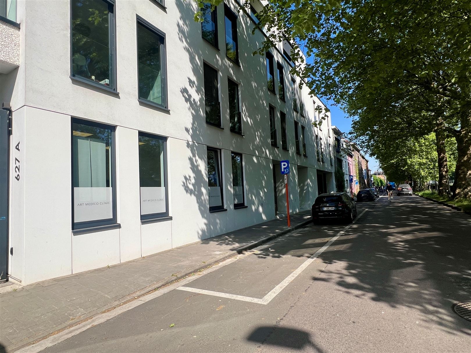 Modern gelijkvloerskantoor-/praktijkruimte te huur langs de Coupure foto {{pictureIndex}}