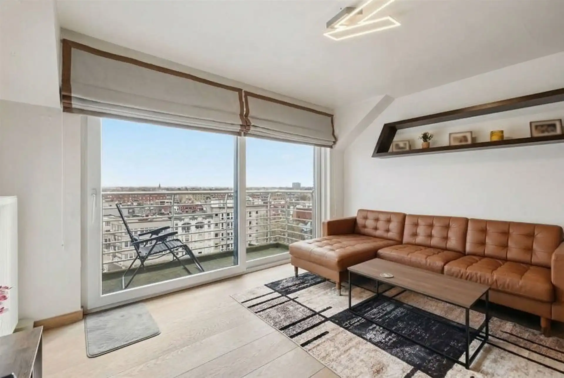 ZUIDGERICHT / VLAK AAN ZEEDIJK  foto 2