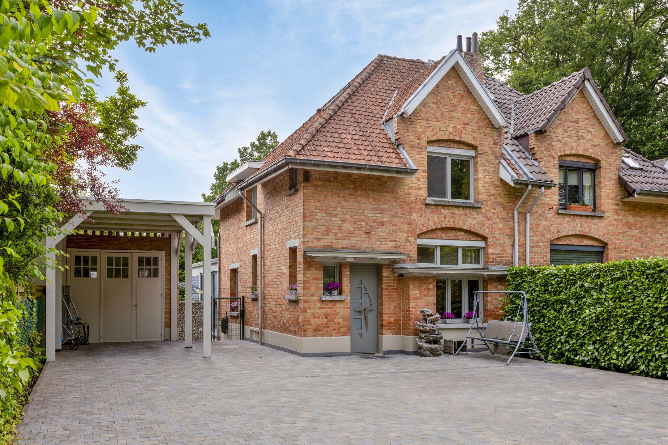 Driegevelwoning met apart concierge-huis en prachtige tuin foto 2