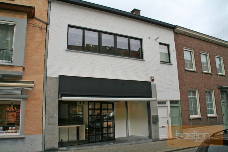 TE KOOP: Handelspand + Duplexappartement in hartje Kuurne foto {{pictureIndex}}