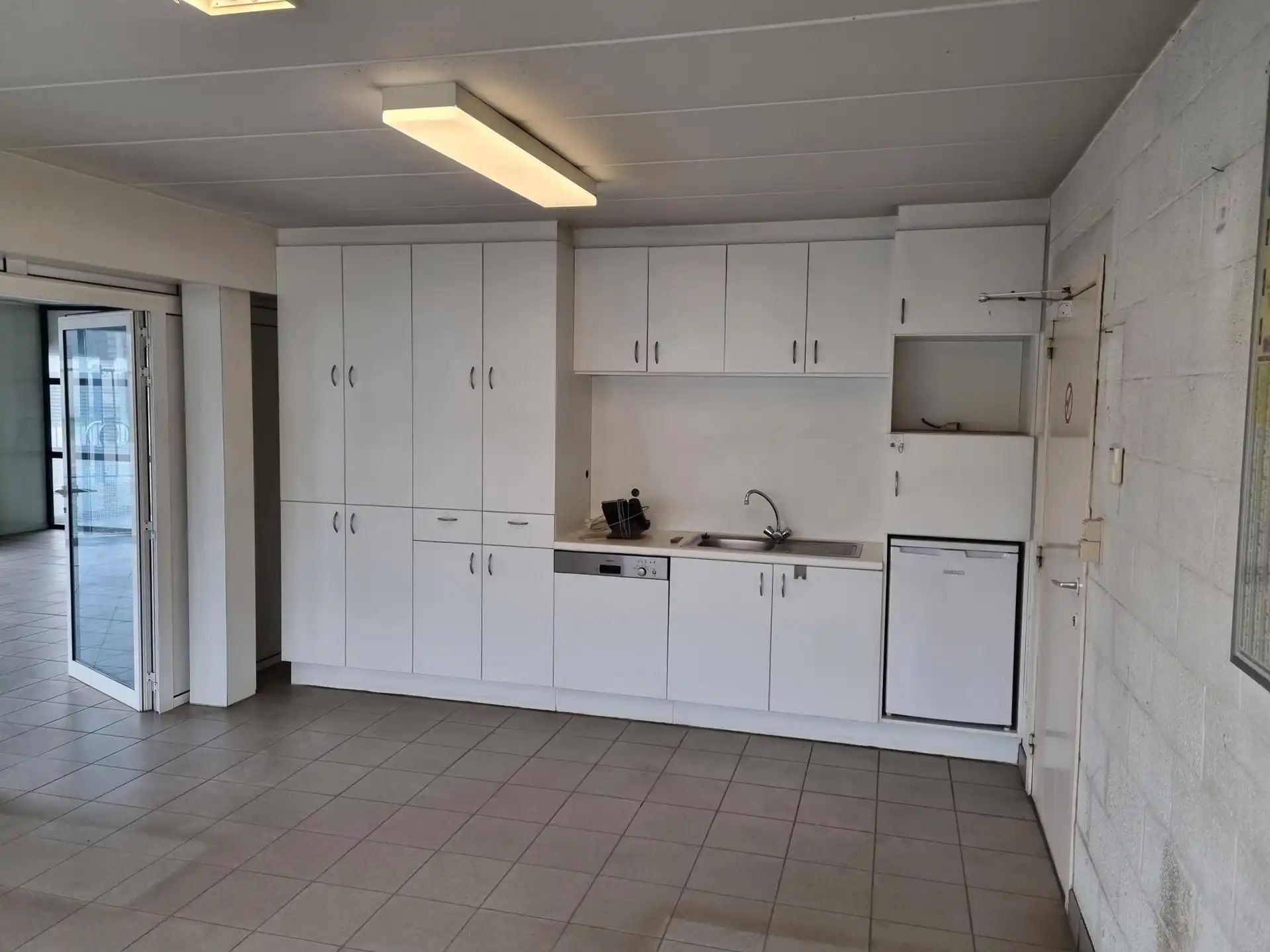 TE HUUR: bedrijfsgebouw van 1200m² met kantoren foto 11