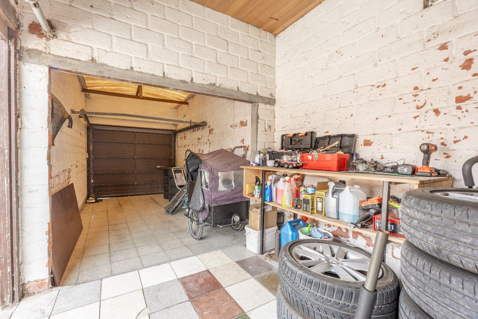 Verder op te knappen woning op 1.218 m² grond foto 16