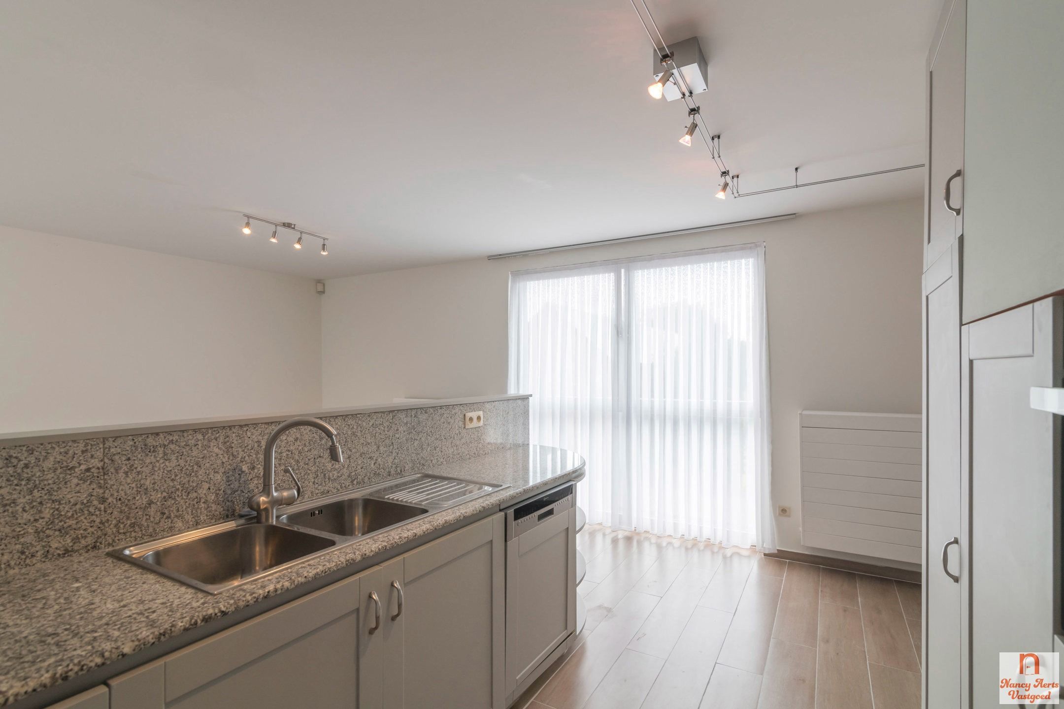 Lichtrijk duplexappartement met grote kelder en mega terras foto 11