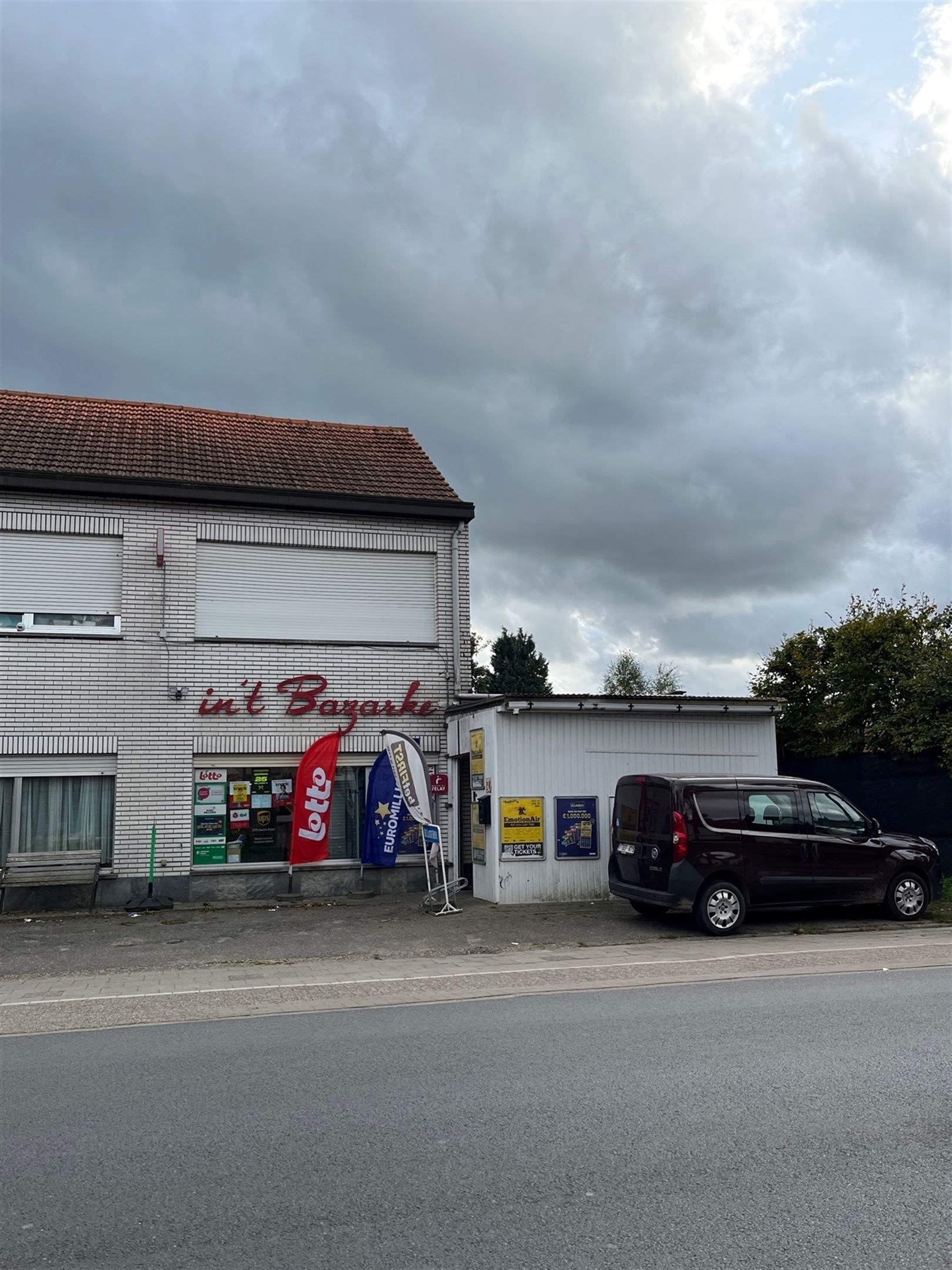 Dagbladhandel in woonwijk foto {{pictureIndex}}