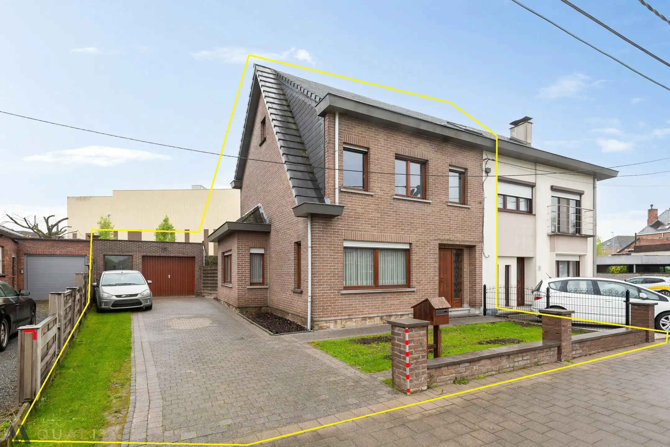 Hoofdfoto van de publicatie: Instapkl. Half-open woning met 3 slpk., 2 badk., grote gar., oprit , terr. en tuin op 04 are 78 ca