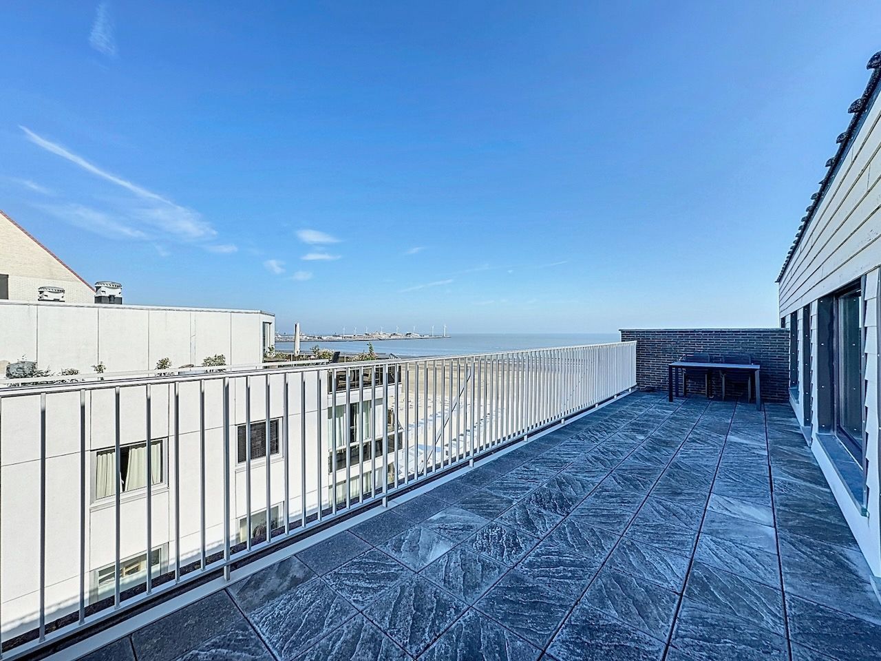 Tweede verblijf | Dakappartement met zijdelings zeezicht en zuidwestgericht terras. foto 4