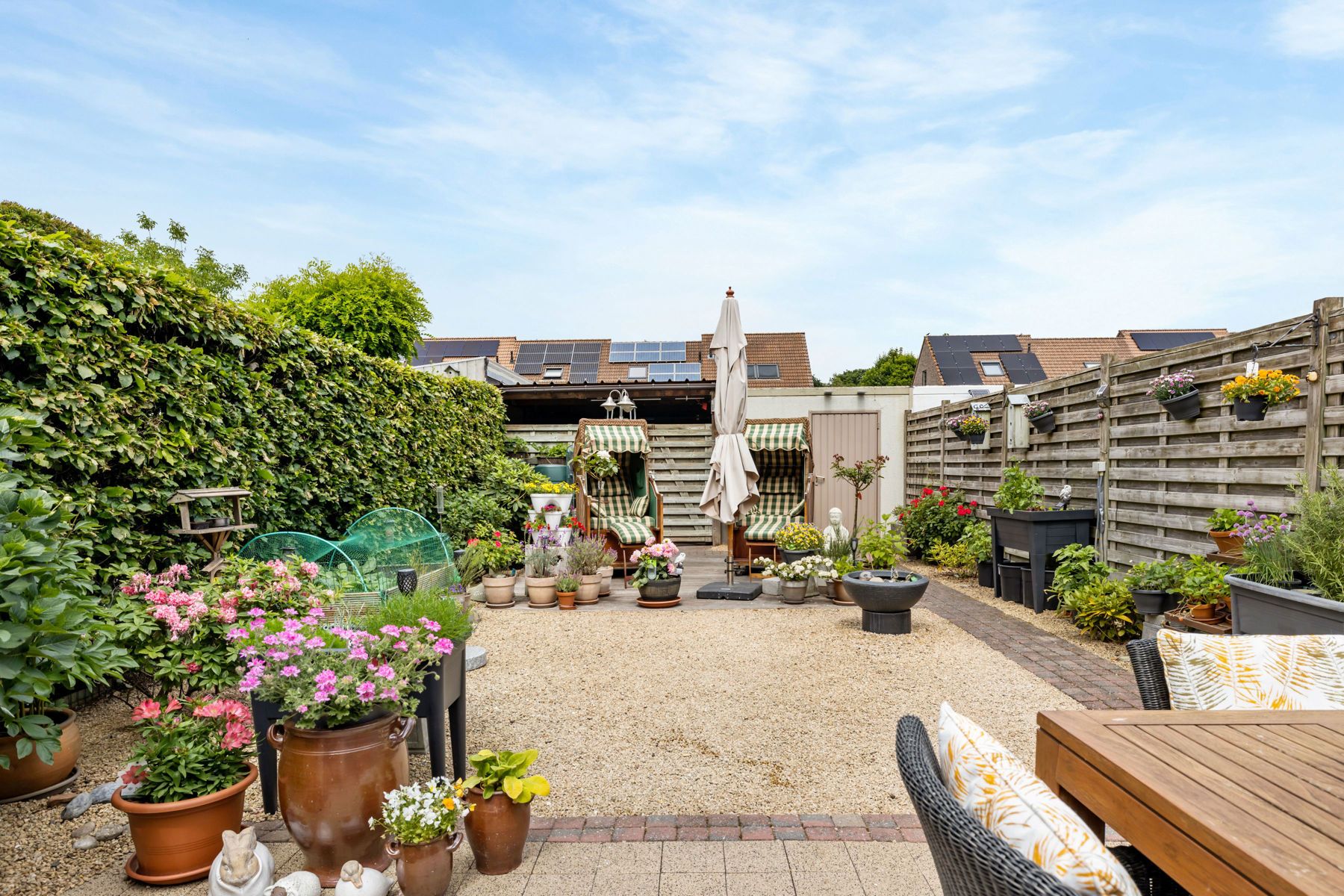 Charmante gezinswoning met tuin, garages en zonnepanelen foto 11